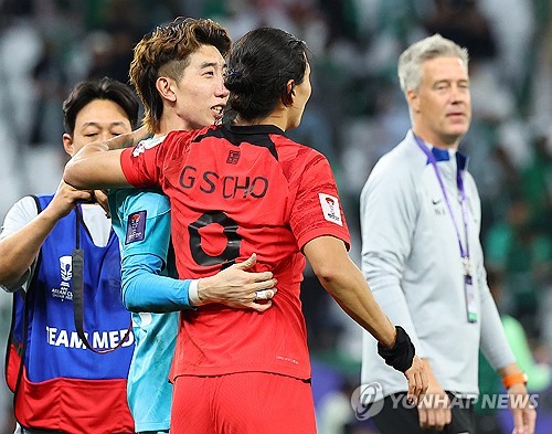 30일(현지시간) 카타르 알라이얀 에듀케이션 시티 스타디움에서 열린 2023 아시아축구연맹(AFC) 아시안컵 16강전 한국과 사우디아라비아의 경기에서 승부차기 승을 거두며 8강진출에 성공한 대표팀 조현우와 조규성이 포옹하고 있다. 이날 조규성은 후반 추가시간 극적인 동점골을 기록했고, 조현우는 승부차기에서 두골을 막아내며 8강진출을 견인했다. 연합뉴스