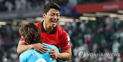 30일(현지시간) 카타르 알라이얀 에듀케이션 시티 스타디움에서 열린 2023 아시아축구연맹(AFC) 아시안컵 16강전 한국과 사우디아라비아의 경기. 한국의 네번째 승부차기 키커로 나선 황희찬이 8강 진출을 결정짓는 슛을 성공시킨 뒤 조현우와 기뻐하고 있다. 연합뉴스