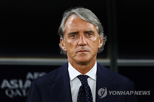 한국과의 2023 AFC 카타르 아시안컵 16강전에서 승부차기 도중 경기장을 빠져나간 사우디아라비아의 로베르토 만치니 감독의 행동이 화제가 되고 있다. 만치니 감독은 경기가 끝난 줄 알았다고 해명했다. 사진 연합뉴스