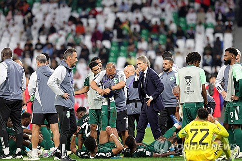 한국과의 2023 AFC 카타르 아시안컵 16강전에서 승부차기 도중 경기장을 빠져나간 사우디아라비아의 로베르토 만치니 감독의 행동이 화제가 되고 있다. 만치니 감독은 경기가 끝난 줄 알았다고 해명했다. 사진 연합뉴스