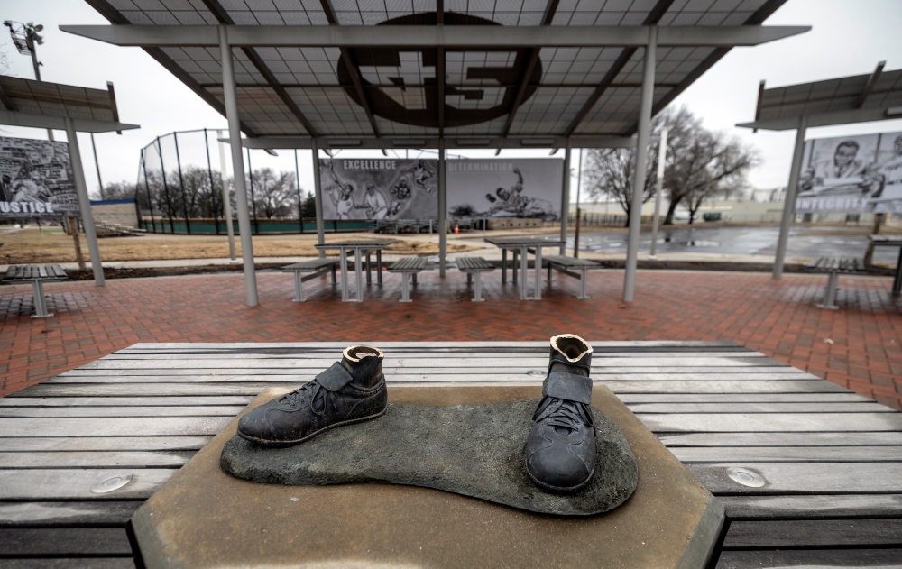 미국 메이저리그(MLB) 최초의 흑인 선수였던 재키 로빈슨의 동상이 발목만 남은 채 도난당했다. 미국 현지는 충격에 빠졌다. AP 연합뉴스