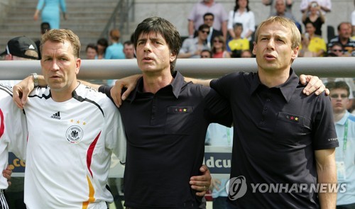 2006 독일 월드컵 당시 위르겐 클린스만 감독과 요아힘 뢰브 코치, 그리고 안드레아스 쾨프케 골키퍼 코치, 세 사람은 월드컵 4강을 이끌었고 클린스만은 이 대회 후 초연하게 휴식을 선언하며 대표팀 감독직에서 사임했다. DPA 연합뉴스
