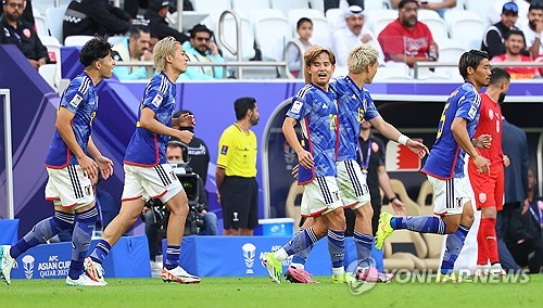 (도하=연합뉴스) 김도훈 기자 = 31일(현지시간) 카타르 도하 앗수마마 스타디움에서 열린 2023 아시아축구연맹(AFC) 아시안컵 16강전 바레인과 일본 경기. 일본 구보 다케후사가 골을 성공시킨 뒤 동료들과 기뻐하고 있다.