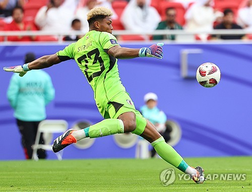 일본 축구대표팀 골키퍼 스즈키 자이온이 31일 카타르 도하 알투마마 경기장에서 열린 2023 아시아축구연맹 아시안컵 16강 바레인전에서 치명적인 실수를 범하며 실점 빌미를 제공했다. 일본은 3-1로 쾌승했으나 스즈키의 실수는 큰 걱정거리가 됐다. 연합뉴스