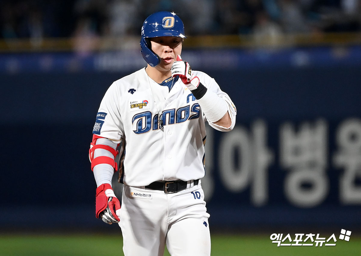 NC 다이노스 포수 박세혁이 2023 신한은행 SOL KBO 포스트시즌 KT 위즈와의 플레이오프 경기에서 적시타를 친 뒤 세리머니하고 있다.​​ 엑스포츠뉴스 DB