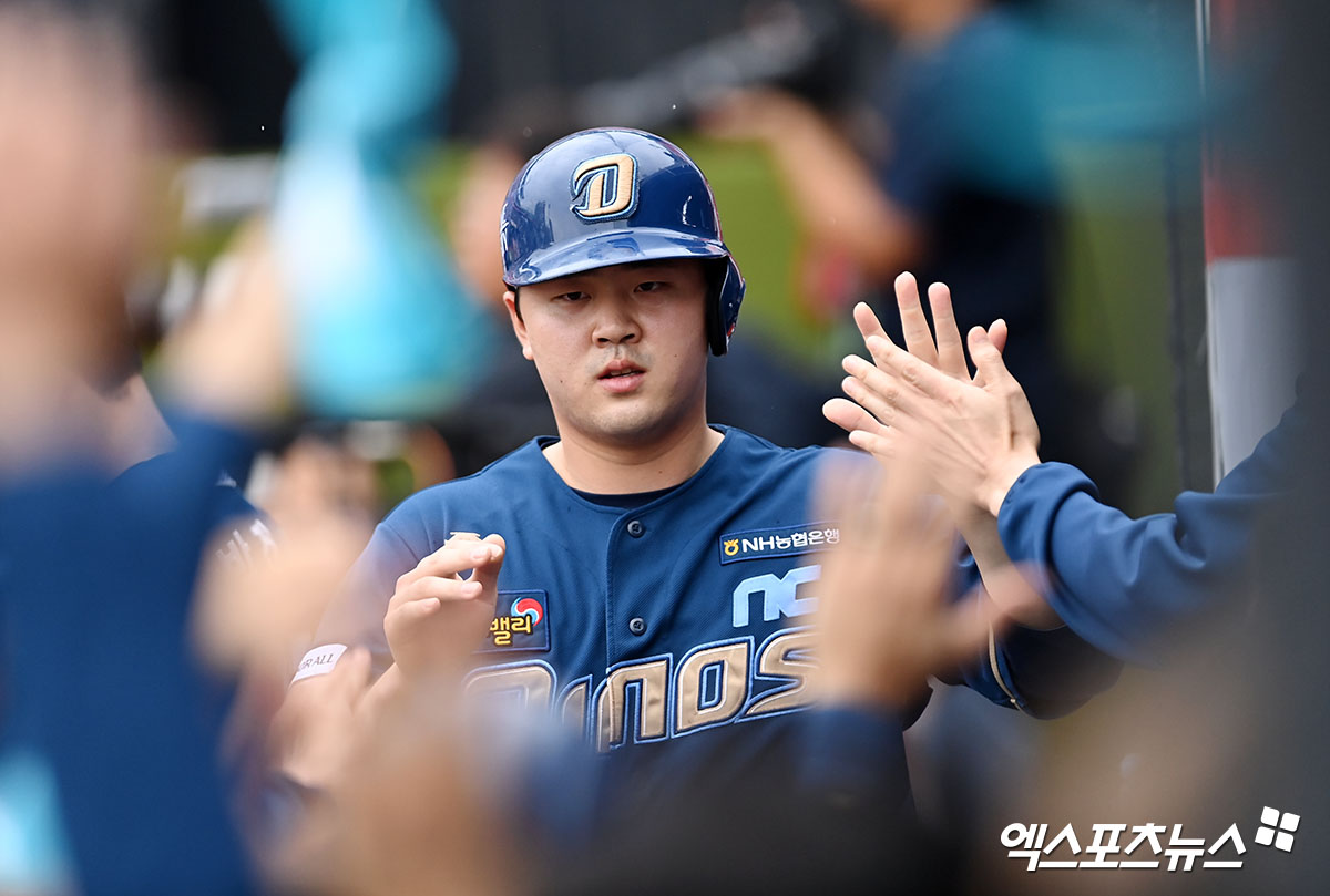 NC 다이노스 포수 김형준이 2023 신한은행 SOL KBO 포스트시즌 KT 위즈와의 플레이오프 경기에서 득점 후 더그아웃으로 들어와 동료들과 하이파이브하고 있다.​​ 엑스포츠뉴스 DB