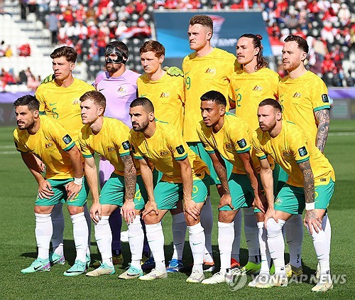 8일(현지시간) 카타르 도하 자심 빈 하마드 스타디움에서 열린 2023 아시아축구연맹(AFC) 아시안컵 16강전 호주와 인도네시아 경기 시작에 앞서 호주 대표팀 선수들이 팀포토를 찍고 있다. 연합뉴스