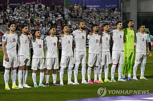 이란 축구대표팀이 1일(한국시간) 카타르 도하 압둘라 빈 칼리파 스타디움에서 열린 2023 아시아축구연맹(AFC) 아시안컵 16강 시리아전에서 승부차기 끝에 승리해 8강에 올라갔다. 이란 선수들이 경기 전 국가를 제창하고 있다. 이번 대회 8강 진출팀은 호주, 타지키스탄, 카타르, 요르단, 우즈베키스탄, 한국, 일본, 이란으로 확정됐다. AP연합뉴스