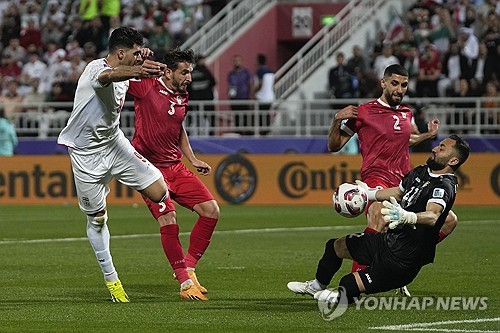 이란 축구대표팀이 1일(한국시간) 카타르 도하 압둘라 빈 칼리파 스타디움에서 열린 2023 아시아축구연맹(AFC) 아시안컵 16강 시리아전에서 승부차기 끝에 승리해 8강에 올라갔다. 시리아 골키퍼 아마드 마다니아가 슈팅을 막아내고 있다. 이번 대회 8강 진출팀은 호주, 타지키스탄, 카타르, 요르단, 우즈베키스탄, 한국, 일본, 이란으로 확정됐다. AP연합뉴스
