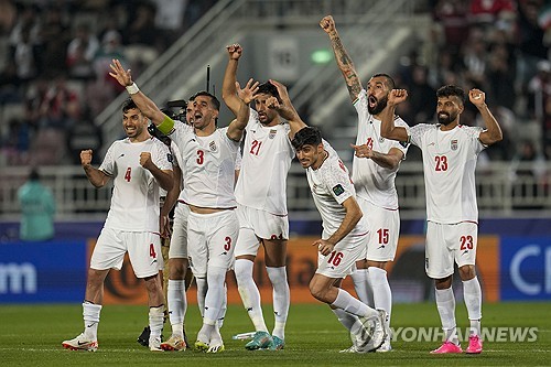 ​ ​이란 축구대표팀이 1일(한국시간) 카타르 도하 압둘라 빈 칼리파 스타디움에서 열린 2023 아시아축구연맹(AFC) 아시안컵 16강 시리아전에서 승부차기 끝에 승리해 8강에 올라갔다. 이란 선수들이 8강 진출에 성공하자 환호하고 있다.이번 대회 8강 진출팀은 호주, 타지키스탄, 카타르, 요르단, 우즈베키스탄, 한국, 일본, 이란으로 확정됐다. AP연합뉴스