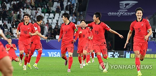 30일(현지시간) 카타르 알라이얀 에듀케이션 시티 스타디움에서 열린 2023 아시아축구연맹(AFC) 아시안컵 16강전 한국과 사우디아라비아의 경기에서 승부차기로 승리를 거둔 대표팀 선수들이 8강 진출을 확정짓고 기뻐하고 있다. 연합뉴스