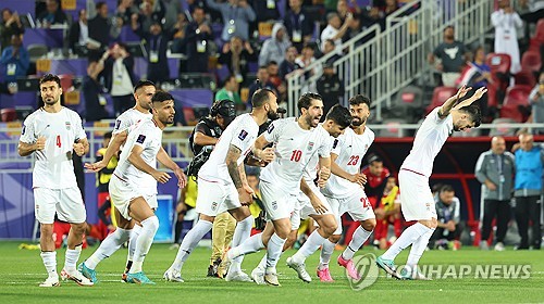 (도하=연합뉴스) 김도훈 기자 = 31일(현지시간) 카타르 도하 압둘라 빈 칼리파 스타디움에서 열린 2023 아시아축구연맹(AFC) 아시안컵 16강전 이란과 시리아 경기. 이란 선수들이 승부차기로 승리가 결정되자 기뻐하고 있다.  이날 이란은 시리아와 페널티킥으로 한점씩 주고 받은 뒤 승부차기 끝에 승리를 거두며 8강 진출에 성공했다.