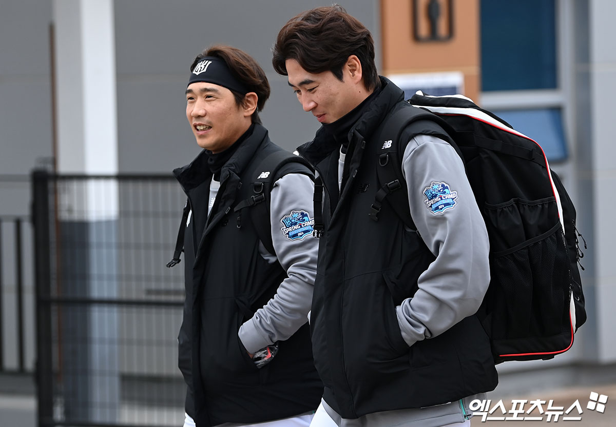 KT 위즈에서 재회한 박경수(왼쪽)와 우규민. 기장, 김한준 기자