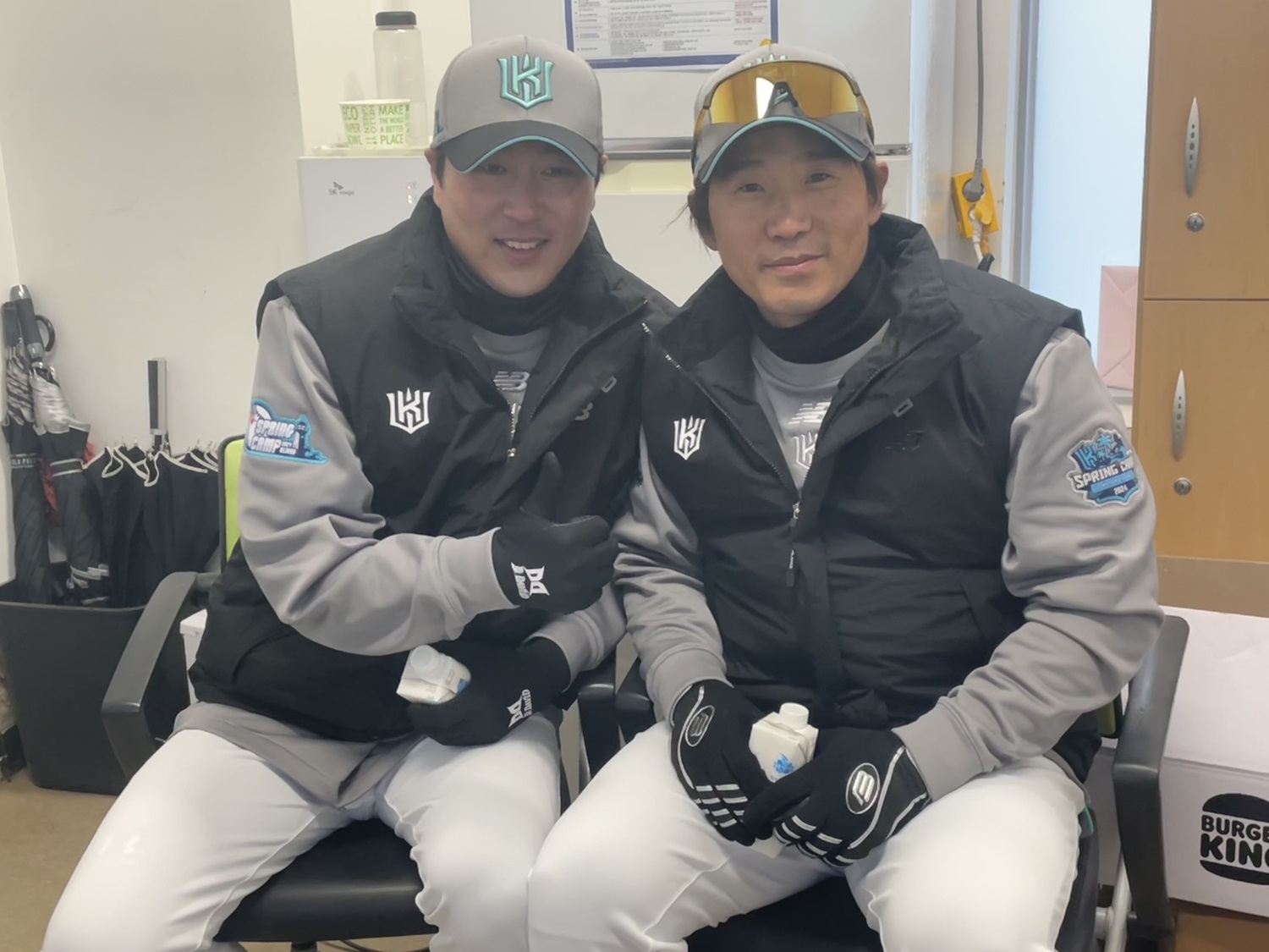 KT 위즈 우규민(왼쪽)과 박경수. 기장, 최원영 기자
