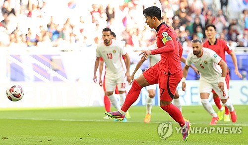 (도하=연합뉴스) 김도훈 기자 = 20일(현지시간) 카타르 도하 앗수마마 스타디움에서 열린 2023 아시아축구연맹(AFC) 카타르 아시안컵 조별리그 E조 2차전 요르단과 한국의 경기. 전반 손흥민이 파넨카 킥으로 페널티킥을 성공시키고 있다.