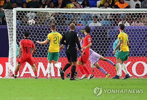 2일(현지시간) 카타르 알와크라 알자누브 스타디움 열린 2023 아시아축구연맹(AFC) 아시안컵 16강전 한국과 호주의 경기. 손흥민의 프리킥이 호주 골문으로 들어가고 있다. 연합뉴스