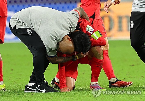 위르겐 클린스만 감독이 이끄는 축구대표팀은 3일 카타르 알와크라에 위치한 알자누브 스타디움에서 열린 호주와의 2023 아시아축구연맹(AFC) 아시안컵 카타르 8강전서 연장전 끝에 2-1 대역전승을 거뒀다.  0-1로 끌려가던 후반 추가시간 손흥민이 얻어낸 페널티킥을 황희찬이 성공시켰고, 연장 전반 손흥민의 프리킥 골이 터지면서 승부를 뒤집었다. 호주 선수가 황희찬을 향한 거친 태클로 퇴장까지 당해 수적 우세까지 점한 대표팀은 호주를 꺾고 4강에 안착했다. 연합뉴스