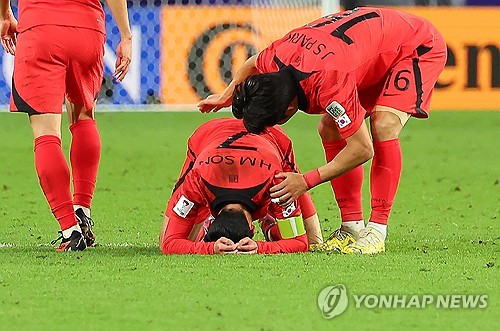 위르겐 클린스만 감독이 이끄는 축구대표팀은 3일 카타르 알와크라에 위치한 알자누브 스타디움에서 열린 호주와의 2023 아시아축구연맹(AFC) 아시안컵 카타르 8강전서 연장전 끝에 2-1 대역전승을 거뒀다.  0-1로 끌려가던 후반 추가시간 손흥민이 얻어낸 페널티킥을 황희찬이 성공시켰고, 연장 전반 손흥민의 프리킥 골이 터지면서 승부를 뒤집었다. 호주 선수가 황희찬을 향한 거친 태클로 퇴장까지 당해 수적 우세까지 점한 대표팀은 호주를 꺾고 4강에 안착했다. 연합뉴스