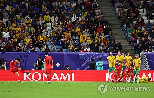 위르겐 클린스만 감독이 이끄는 축구대표팀은 3일 카타르 알와크라에 위치한 알자누브 스타디움에서 열린 호주와의 2023 아시아축구연맹(AFC) 아시안컵 카타르 8강전서 연장전 끝에 2-1 대역전승을 거뒀다.  0-1로 끌려가던 후반 추가시간 손흥민이 얻어낸 페널티킥을 황희찬이 성공시켰고, 연장 전반 손흥민의 프리킥 골이 터지면서 승부를 뒤집었다. 호주 선수가 황희찬을 향한 거친 태클로 퇴장까지 당해 수적 우세까지 점한 대표팀은 호주를 꺾고 4강에 안착했다. 연합뉴스