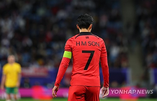 2일(현지시간) 카타르 알와크라 알자누브 스타디움 열린 2023 아시아축구연맹(AFC) 아시안컵 8강전 한국과 호주의 경기. 손흥민이 공격을 마친 뒤 자리로 돌아가고 있다. 연합뉴스