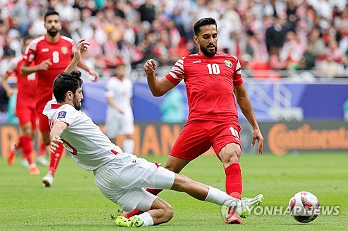 요르단 매체 암만 뉴스는 지난 3일(한국시간) 요르단 축구 대표팀의 함자 알 다르두르가 아시아축구연맹(AFC)로부터 2023 AFC 카타르 아시안컵 16강전 당시 행동으로 인해 3경기 출장 정지와 5000달러(약 669만원)의 벌금 징계를 받았다고 밝혔다. 더불어 베테랑임에도 내부 분란을 일으키며 불명예 퇴출을 당했다. AFP 연합뉴스