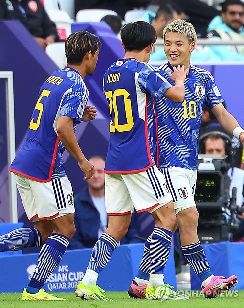 (도하=연합뉴스) 김도훈 기자 = 31일(현지시간) 카타르 도하 앗수마마 스타디움에서 열린 2023 아시아축구연맹(AFC) 아시안컵 16강전 바레인과 일본 경기. 일본 구보 다케후사가 팀의 두번째 골을 넣은 뒤 도안 리쓰의 축하를 받고 있다.