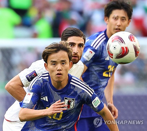 (알라이얀=연합뉴스) 김도훈 기자 = 3일(현지시간) 카타르 알라이얀 에듀케이션 시티 스타디움 열린 2023 아시아축구연맹(AFC) 아시안컵 8강전 이란과 일본의 경기. 일본 구보 다케후사가 공을 쫓고 있다. 