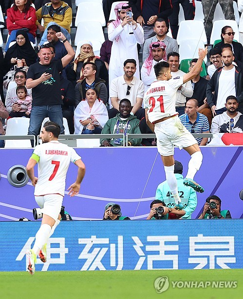 일본이 4일 카타르 알라이얀 에듀케이션 시티 경기장에서 열린 2023 아시아축구연맹 아시안컵 8강전 이란과의 경기에서 1-2로 역전패하고 탈락했다. 이란 선수들이 후반 동점포가 터진 뒤 기뻐하고 있다. 알라이얀 연합뉴스