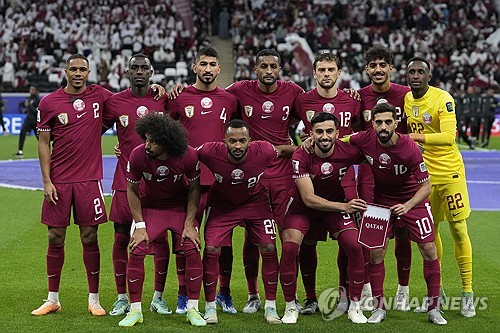 카타르가 4일(한국시간) 카타르 알호르 알바이트 스타디움에서 열린 2023 아시아축구연맹(AFC) 아시안컵 카타르 8강 우즈베키스탄전에서 승부차기에서 승리해 준결승에 올라갔다. 카타르 선수들이 경기에 앞서 팀 포토를 찍고 있다. AP연합뉴스