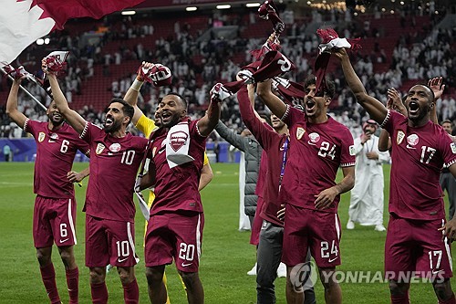 카타르가 4일(한국시간) 카타르 알호르 알바이트 스타디움에서 열린 2023 아시아축구연맹(AFC) 아시안컵 카타르 8강 우즈베키스탄전에서 승부차기에서 승리해 준결승에 올라갔다. 카타르 선수들이 승부차기에서 승리한 뒤 환호하고 있다. AP연합뉴스