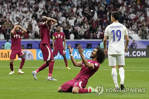 카타르가 4일 카타르 알코르의 알바이트 스타디움에서 열린 2023 아시안컵 8강전에서 우즈베키스탄과 연장전까지 120분 접전을 펼친 뒤 승부차기에서 3-2로 승리해 준결승에 진출했다. 카타르는 일본을 누른 이란과 결승 티켓을 다툰다. 알코르 연합뉴스
