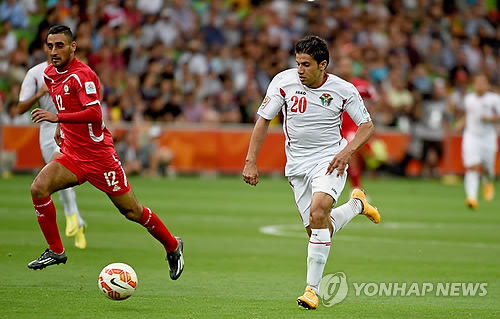 요르단 매체 암만 뉴스는 지난 3일(한국시간) 요르단 축구 대표팀의 함자 알 다르두르가 아시아축구연맹(AFC)로부터 2023 AFC 카타르 아시안컵 16강전 당시 행동으로 인해 3경기 출장 정지와 5000달러(약 669만원)의 벌금 징계를 받았다고 밝혔다. 더불어 베테랑임에도 내부 분란을 일으키며 불명예 퇴출을 당했다. EPA 연합뉴스