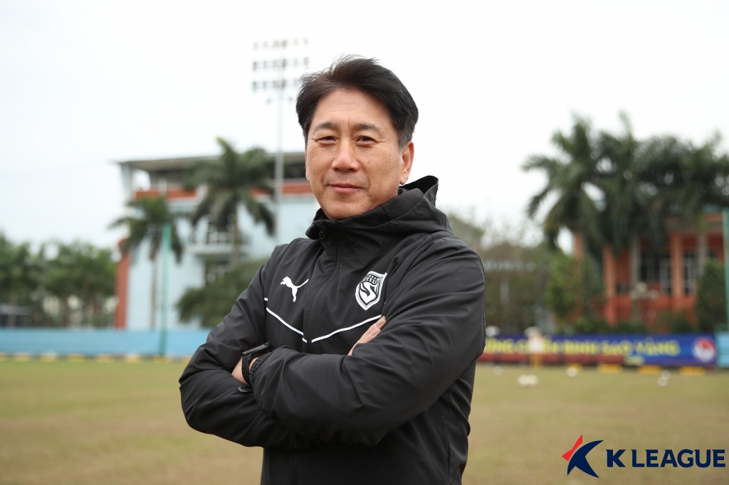 박태하 포항 스틸러스 신임 감독이 2024시즌 대비 동계훈련 도중 포즈를 취하고 있다. 한국프로축구연맹