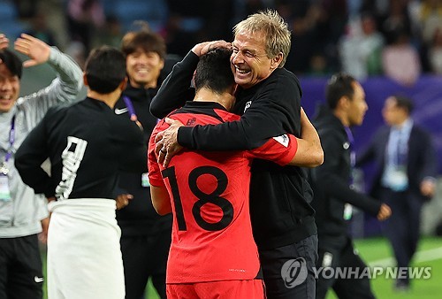 2023 아시아축구연맹 아시안컵 한국과 요르단의 4강전을 하루 앞둔 5일 카타르 도하 메인미디어센터에서 위르겐 클린스만 감독과 황인범이 공식 기자회견을 하고 있다. 클린스만호는 지난 3일 호주와의 8강전에서 120분 혈투 끝에 2-1 역전승을 거두며 준결승행 티켓을 거머쥐었다. 클린스만 감독이 호주와의 8강전에서 2-1로 승리한 후 이강인과 포옹하고 있다. 연합뉴스