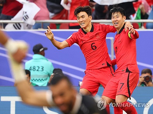 2023 아시아축구연맹 아시안컵 한국과 요르단의 4강전을 하루 앞둔 5일 카타르 도하 메인미디어센터에서 황인범과 위르겐 클린스만 감독이 공식 기자회견을 하고 있다. 클린스만호는 지난 3일 호주와의 8강전에서 120분 혈투 끝에 2-1 역전승을 거두며 준결승행 티켓을 거머쥐었다. 황인범이 요르단과의 조별리그 경기가 동점이 되자 기뻐하고 있다. 연합뉴스