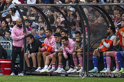 리오넬 메시가 6일(한국시간) 일본 프리시즌 투어에서 진행된 기자회견에서 홍콩과의 경기에 출전하지 못한 것에 대해 아쉬움을 드러내며 사과했다. AP 연합뉴스