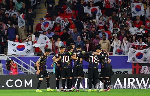 (알라이얀=연합뉴스) 김도훈 기자 = 6일(현지시간) 카타르 알라이얀 아흐마드 빈 알리 스타디움 열린 2023 아시아축구연맹(AFC) 아시안컵 4강전 한국과 요르단 경기 시작 전 대표팀 선수들이 결의를 다지고 있다.