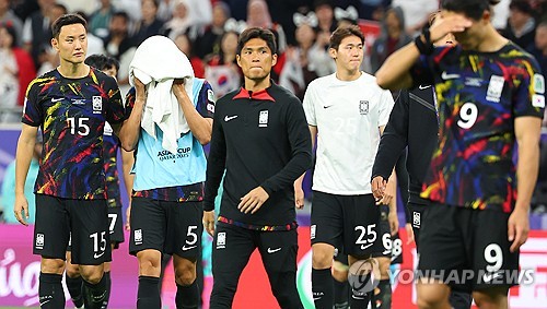 6일 카타르 알라이얀 아흐마드 빈 알리 스타디움 열린 2023 아시아축구연맹 아시안컵 4강전 한국과 요르단 경기가 끝난 뒤 박용우가 수건으로 얼굴을 가린 채 동료들과 경기장을 나서고 있다. 한국은 이날 요르단 야잔 알나이마트와 무사 알타마리에게 골을 허용하며 아시아 정상을 향한 도전에 마침표를 찍었다. 연합뉴스