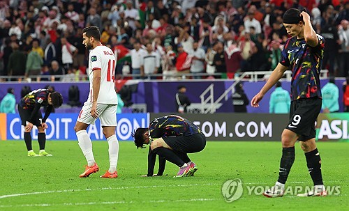 6일 카타르 알라이얀 아흐마드 빈 알리 스타디움 열린 2023 아시아축구연맹 아시안컵 4강전 한국과 요르단 경기에서 경기 종료 시간이 가까워지자 이강인, 손흥민, 조규성이 안타까워하고 있다. 연합뉴스