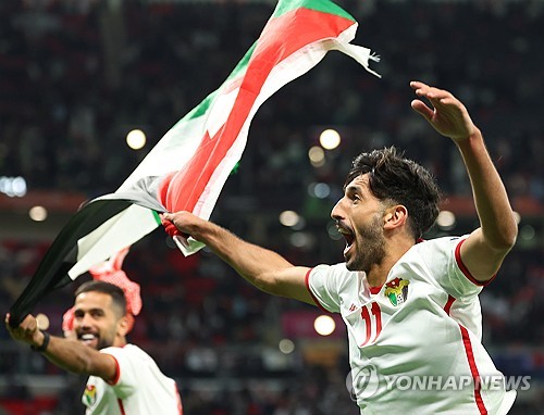 6일 카타르 알라이얀 아흐마드 빈 알리 스타디움 열린 2023 아시아축구연맹 아시안컵 4강전 한국과 요르단 경기가 끝난 뒤 팀의 첫번째 골을 넣었던 야잔 알나이마트가 환호하고 있다. 연합뉴스