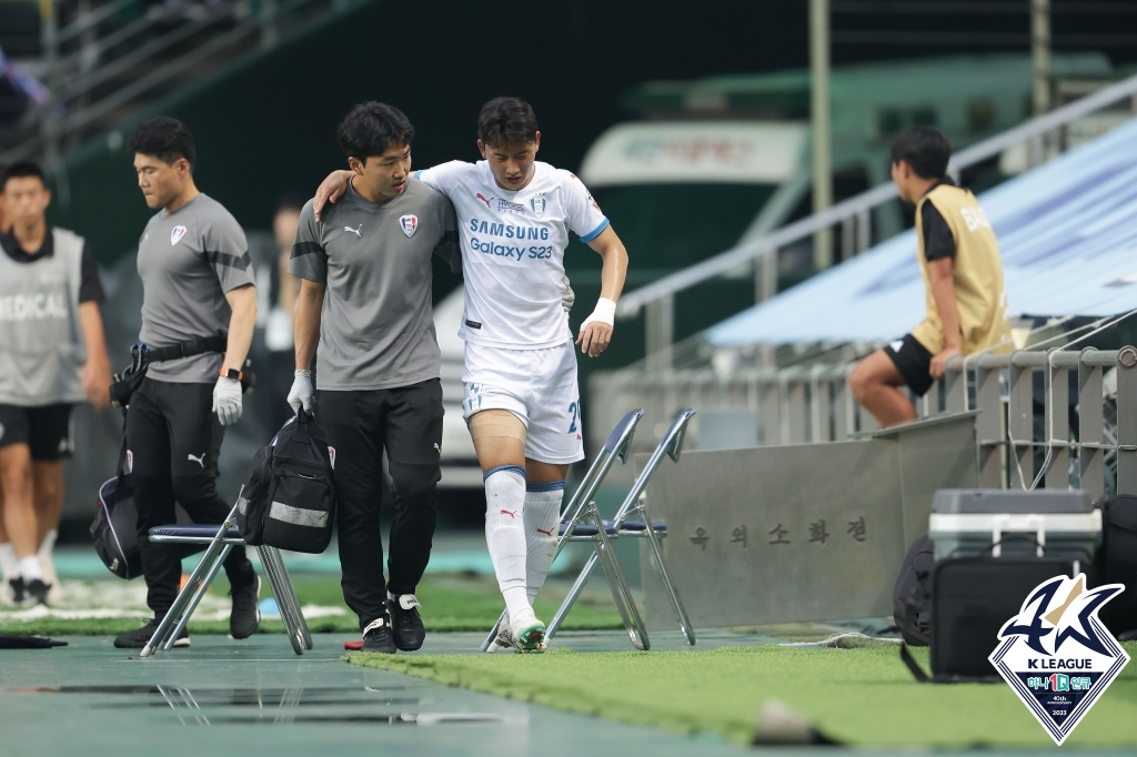 수원 삼성 이상민이 지난해 열린 전북 현대와의 경기에서 전반전 오른쪽 엄지발가락이 골절되는 부상을 입은 뒤 부축을 받으며 나가고 있다. 사진 한국프로축구연맹