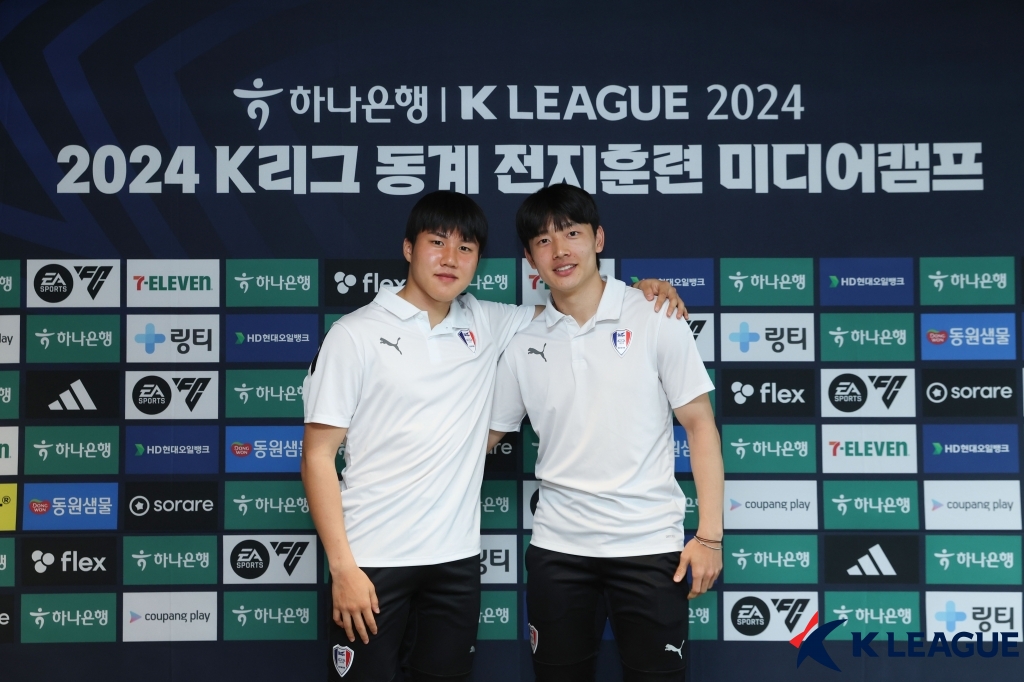 수원 삼성의 동갑내기 김주찬과 이상민이 어깨동무를 한 채 사진 촬영에 임하고 있다. 사진 한국프로축구연맹