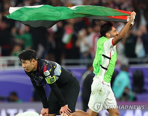 한국 축구대표팀 주장 손흥민이 7일 카타르 알라이얀 아흐마드 빈 알리 스타디움에서 열린 2023 아시아축구연맹 아시안컵 준결승 요르단과의 경기에서 패배한 뒤 안타까워하고 있다. 연합뉴스