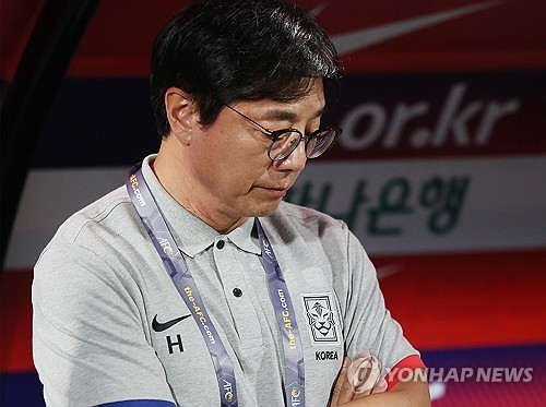 (창원=연합뉴스) 이지은 기자 = 6일 오후 창원축구센터에서 열린 2024 아시아축구연맹(AFC) 23세 이하(U-23) 아시안컵 예선 B조 1차전 대한민국과 카타르의 경기. 황선홍 대표팀 감독이 경기 전 생각에 잠겨 있다. 