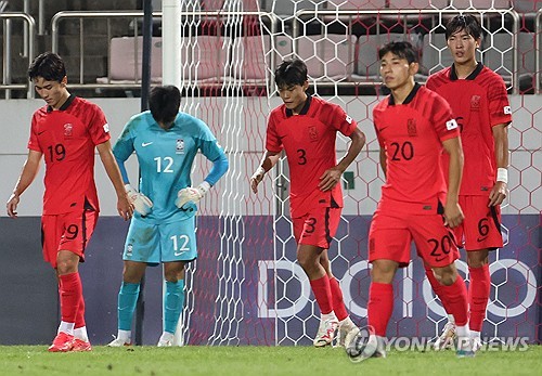 (창원=연합뉴스) 이지은 기자 = 6일 오후 창원축구센터에서 열린 2024 아시아축구연맹(AFC) 23세 이하(U-23) 아시안컵 예선 B조 1차전 대한민국과 카타르의 경기. 후반전 카타르 타밈 만수르 알압둘라의 추가골로 대한민국 대표팀 선수들이 아쉬워하고 있다.