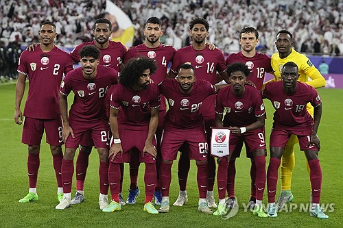 7일 카타르 도하 앗수마마 스타디움에서 열린 2023 아시아축구연맹 아시안컵 준결승전에서 카타르가 이란을 3-2로 꺾으며 결승 진출에 성공했다. 경기 전 카타르 선수들이 팀 포토를 찍고 있다. AP연합뉴스