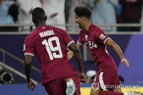 7일 카타르 도하 앗수마마 스타디움에서 열린 2023 아시아축구연맹 아시안컵 준결승전에서 카타르가 이란을 3-2로 꺾으며 결승 진출에 성공했다. 카타르 수비수 유수프 압두리삭이 동점골을 터트린 후 세리머니를 하고 있다. AP연합뉴스