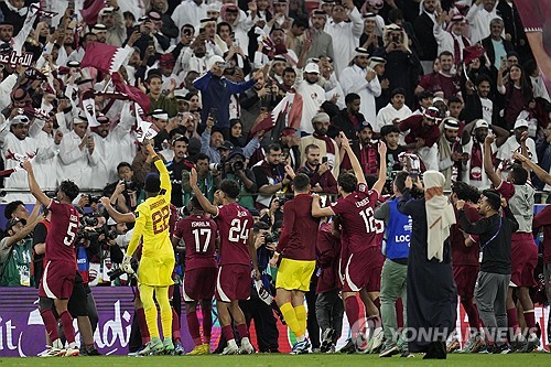 7일 카타르 도하 앗수마마 스타디움에서 열린 2023 아시아축구연맹 아시안컵 준결승전에서 카타르가 이란을 3-2로 꺾으며 결승 진출에 성공했다. 카타르 선수들이 결승 진출을 확정 지은 후 팬들과 함께 환호하고 있다. AP연합뉴스