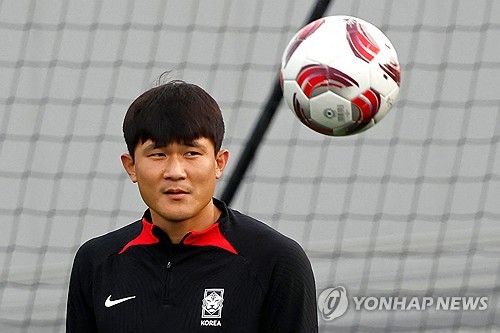 국가대표 수비수 김민재가 2023 AFC 카타르 아시안컵 도중 팀 훈련에서 날아오는 공을 바라보고 있다. 사진 연합뉴스