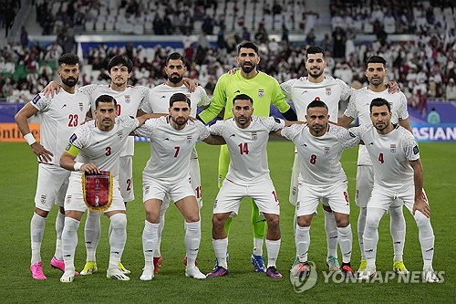 카타르가 8일 열린 이란과의 2023 AFC 카타르 아시안컵 준결승전에서 이란을 3-2로 꺾고 결승전에 진출했다. 아랍에미리트에서 열린 지난 대회에 이어 2연속 우승에 도전하는 카타르는 한국을 격파하고 결승전에 오른 요르단과 결승전을 치른다. 선발 출전한 이란 선수들의 모습. 사진 연합뉴스